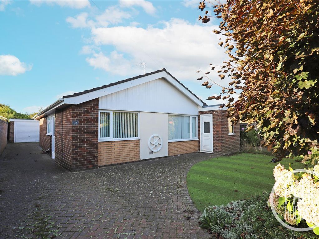 3 bed detached bungalow for sale in Middle Way, Lowestoft NR32, £