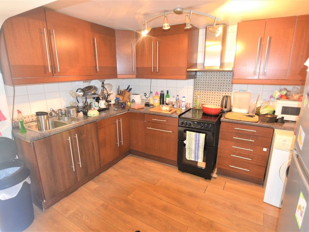 2 bed terraced house to rent in Clacton Road, London E17 Zoopla