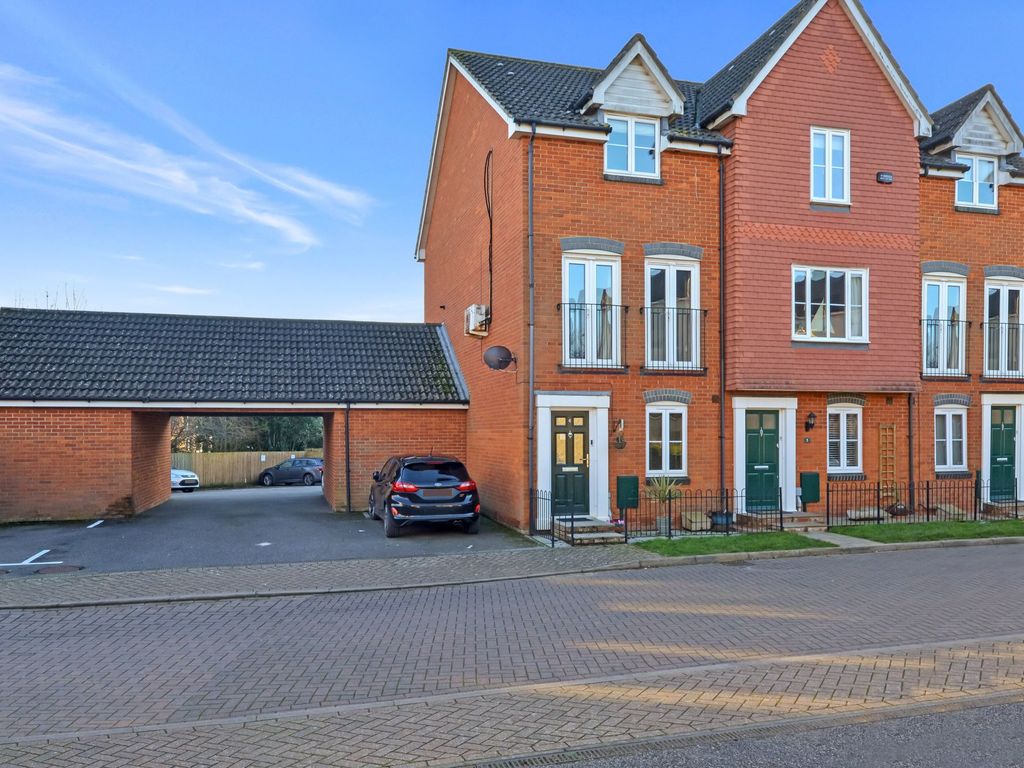 3 bed terraced house for sale in Angus Drive, Kennington TN24, £350,000