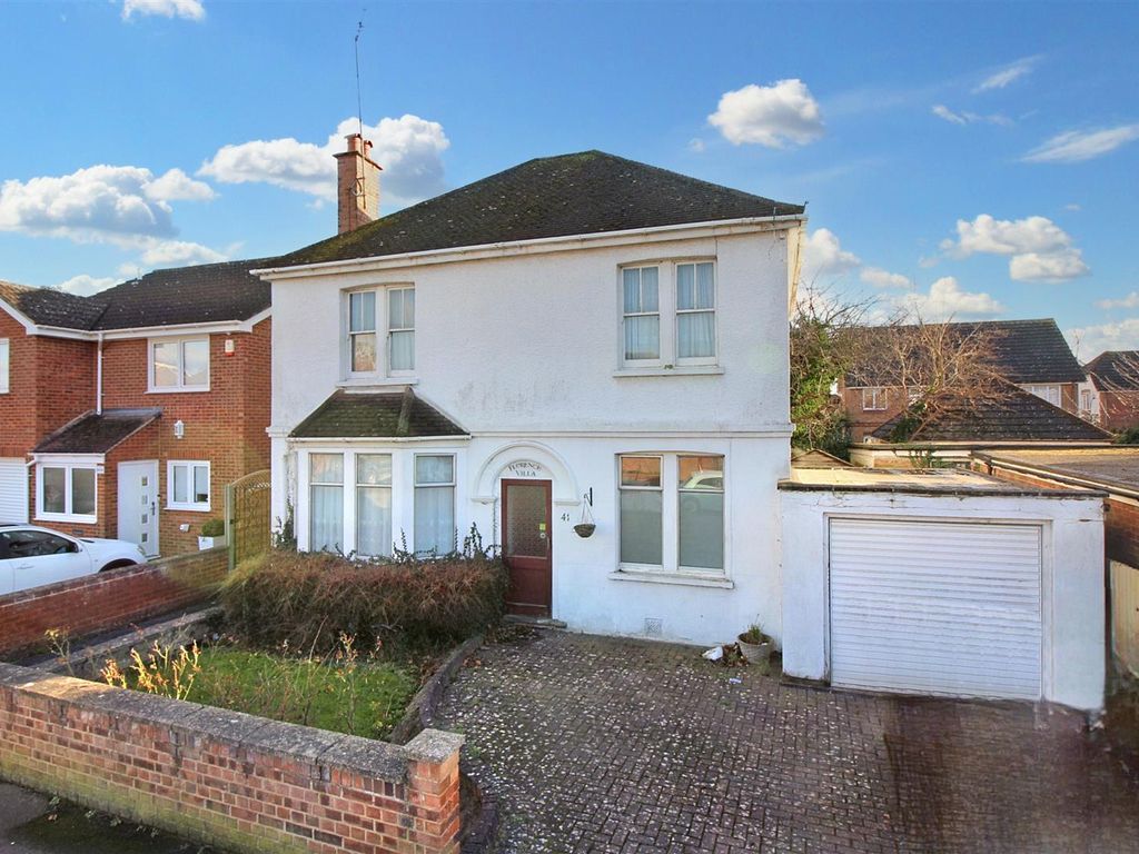 4 bed detached house for sale in Madeley Road, Aylesbury HP21, £425,000