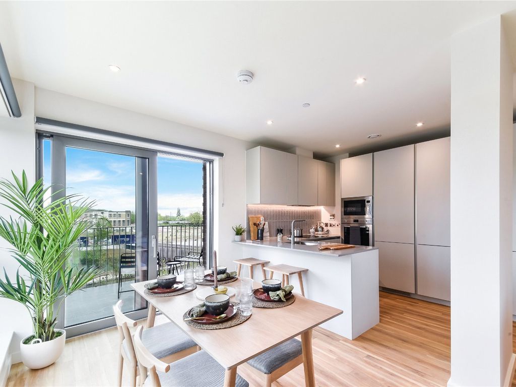 2 bed flat to rent in Lyons Dock House, 470 Oldfield Lane North