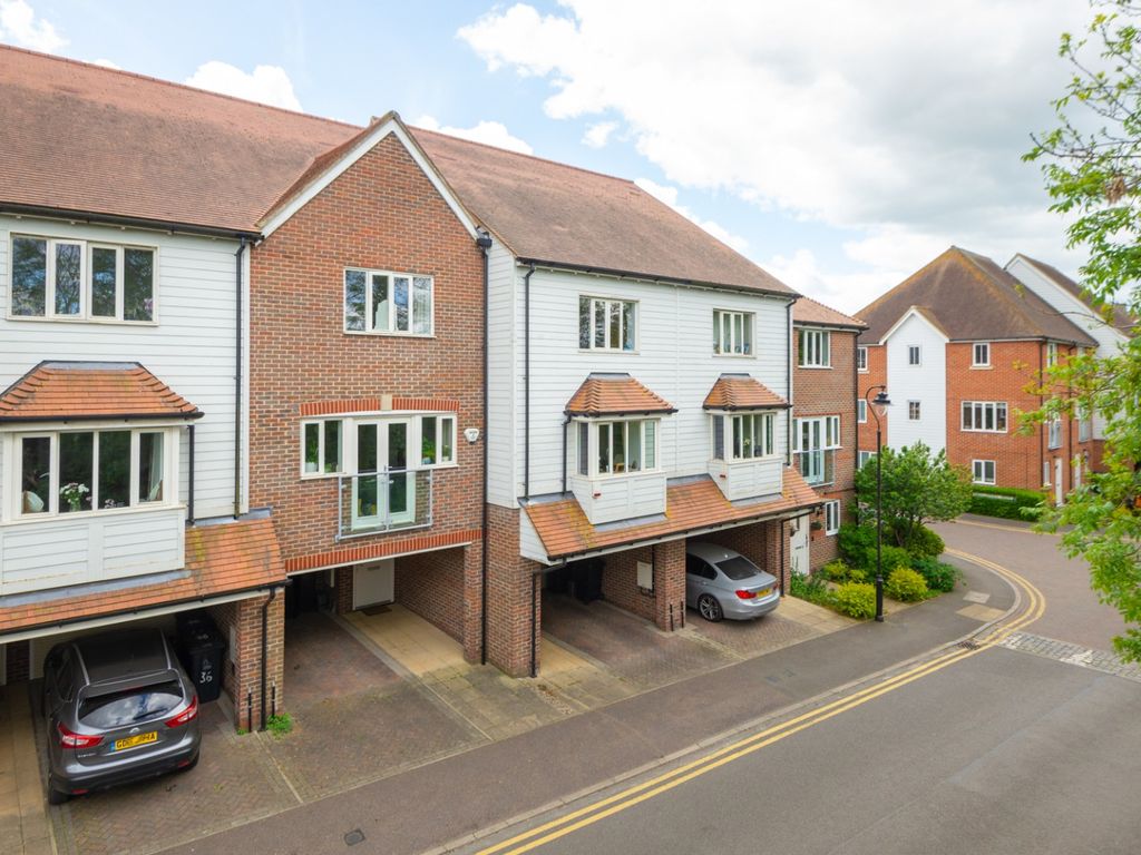 4 bed town house for sale in Stonebridge Road, Canterbury CT2, £400,000