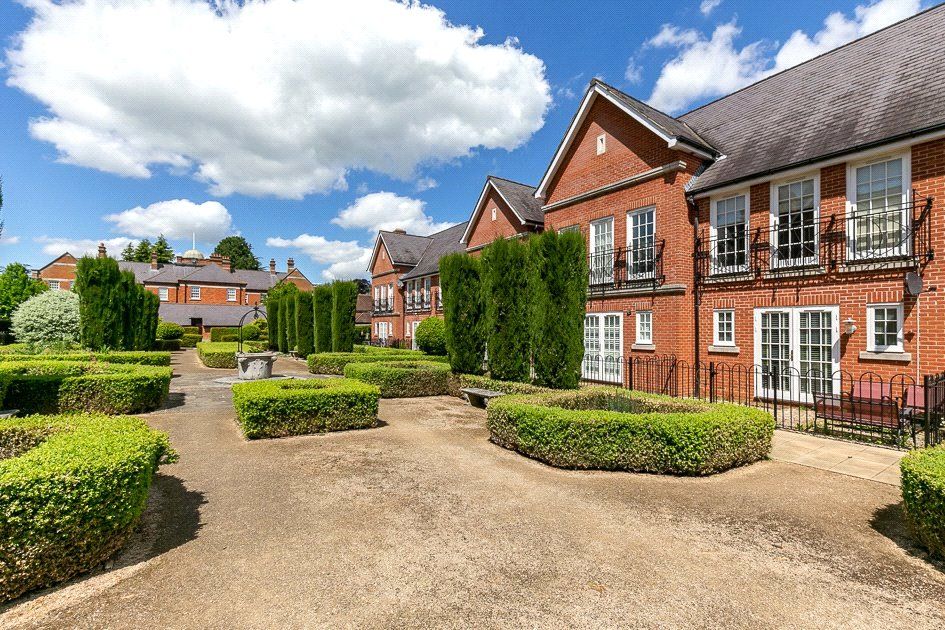 2 bed terraced house to rent in The Village Square, Netherne On The