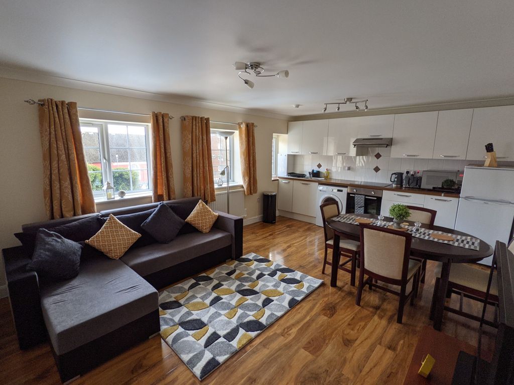 2 bed flat to rent in High Street, Poole BH15, £1,200 pcm Zoopla