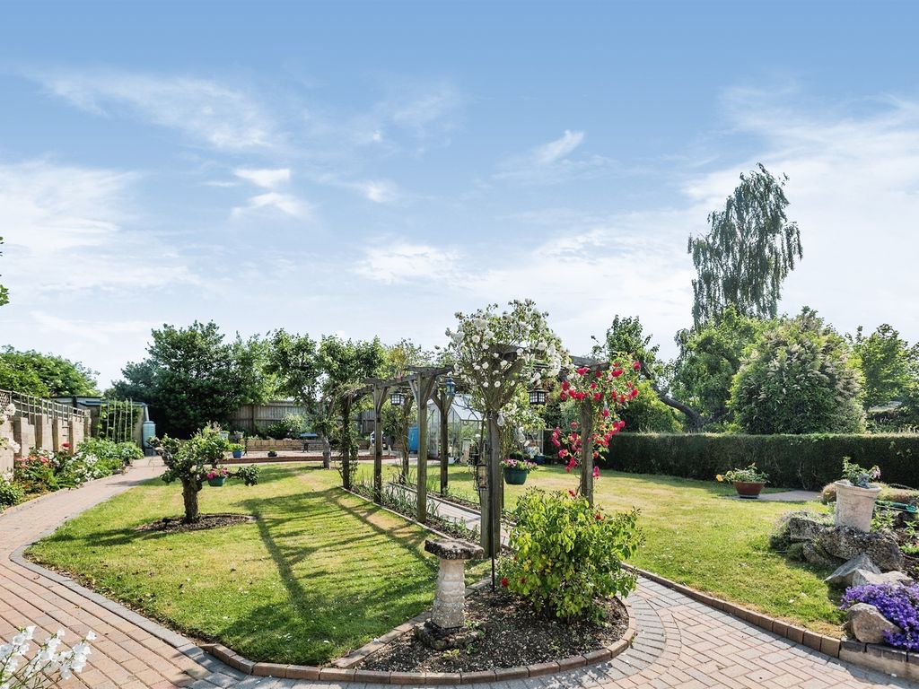 3 bed detached bungalow for sale in Whitworth Road, Swindon SN25 Zoopla