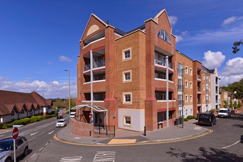 2 bed flat to rent in Flambard Way, Godalming GU7 Zoopla