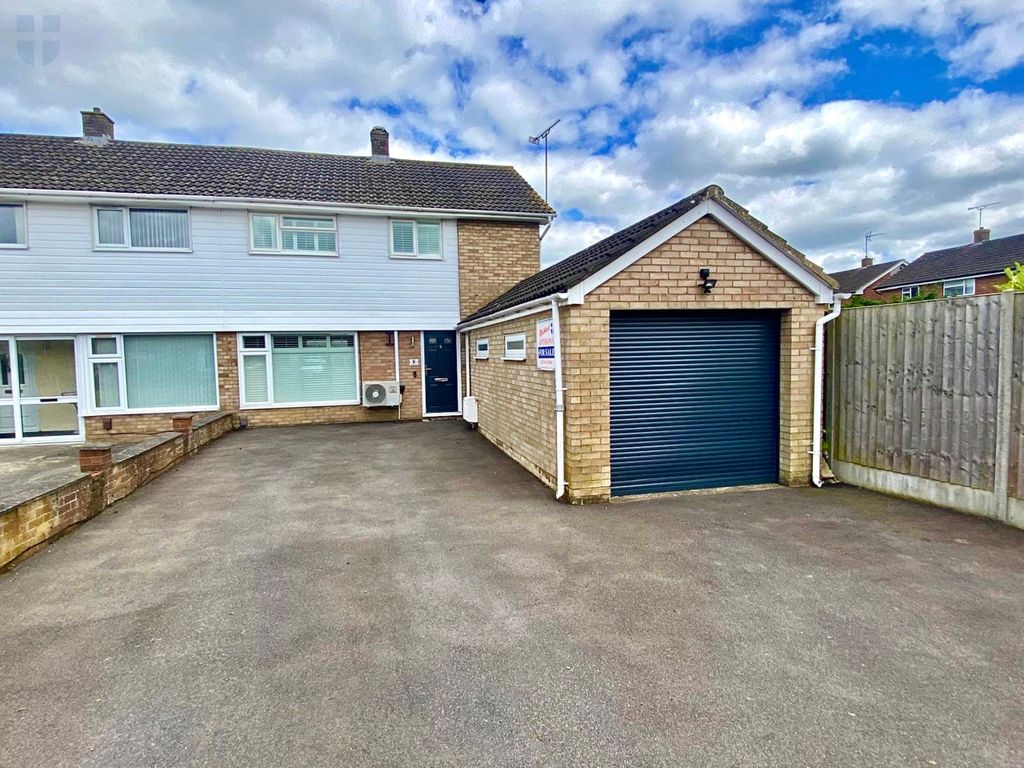 3 bed terraced house for sale in Farnley Road, Aylesbury HP20, £365,000
