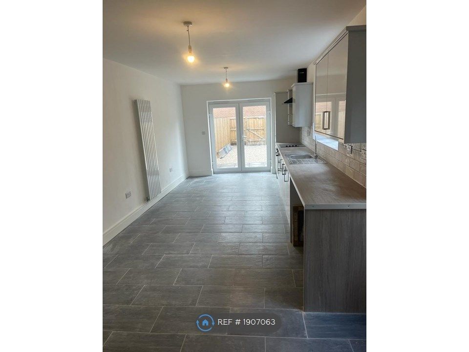 4 bed terraced house to rent in Station Terrace, Pontyclun CF72, £1,110