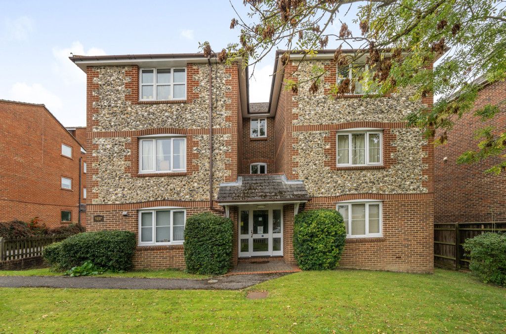 2 bed flat for sale in Emlyn Lane, Leatherhead, Surrey KT22, £280,000