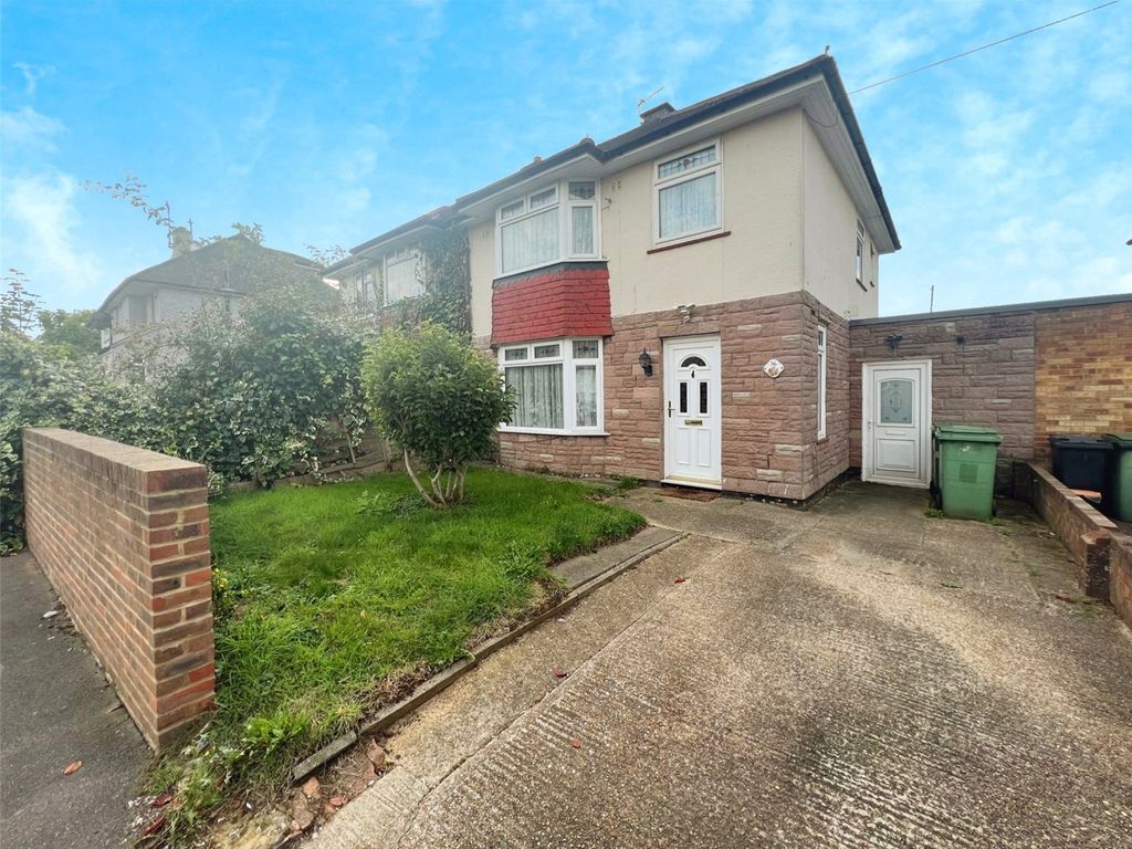 3 bed semidetached house for sale in Middlesex Road, Maidstone, Kent