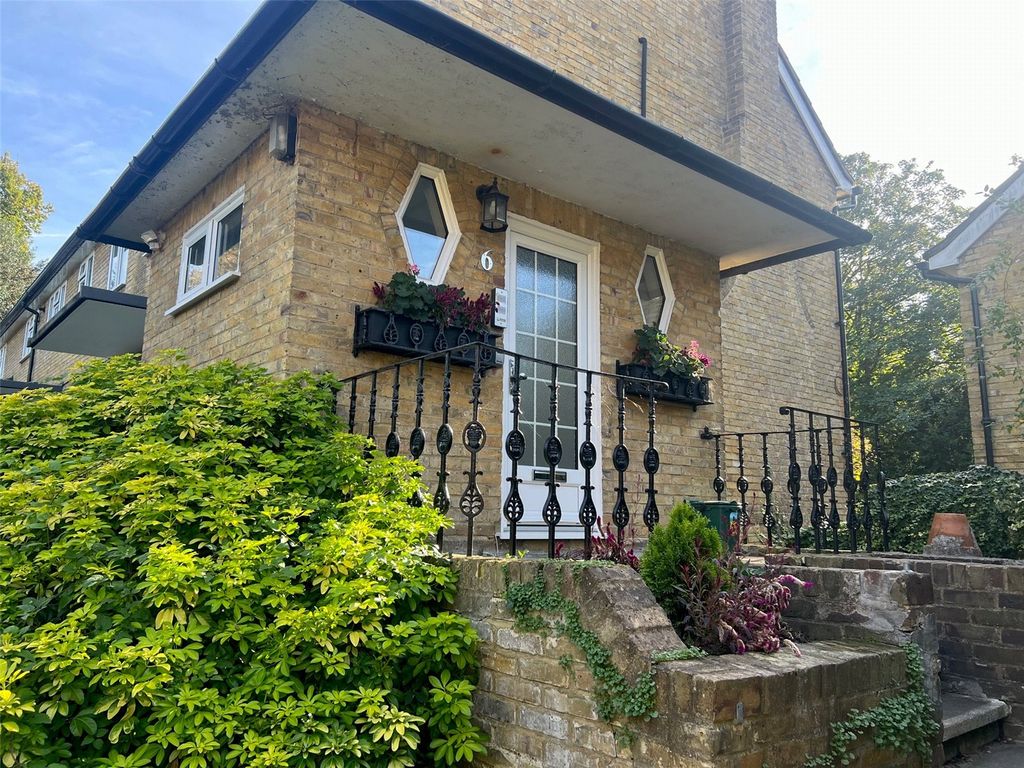 2 bed flat to rent in Belvedere Close, Esher, Surrey KT10, £1,750 pcm