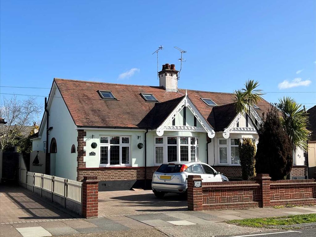 2 bed property for sale in Blenheim Chase, LeighOnSea SS9 Zoopla