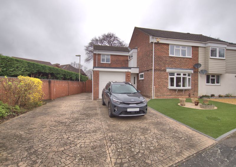 4 bed semidetached house for sale in Lynton Gardens, Fareham PO16 Zoopla