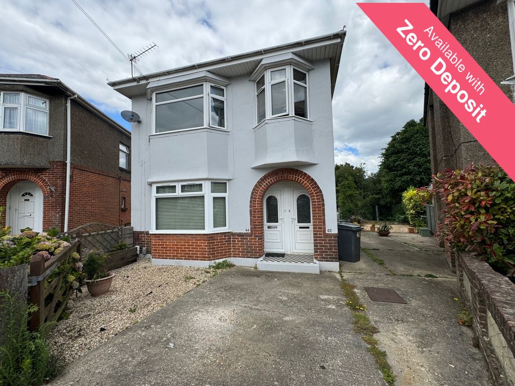 2 bed flat to rent in Barnes Crescent, Bournemouth BH10, £1,095 pcm