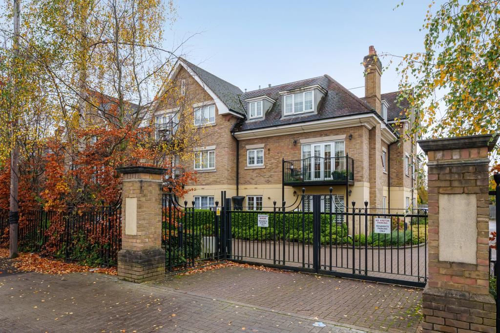 2 bed flat for sale in Thyme Court, Holders Hill Road NW7, £550,000