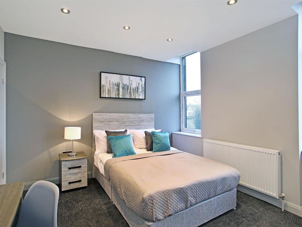 Room to rent in Smith Lane, Bradford BD9, £475 pcm Zoopla