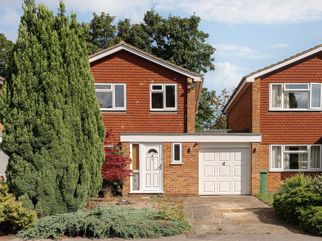 3 bed link detached house for sale in Cypress Way, Banstead SM7, £