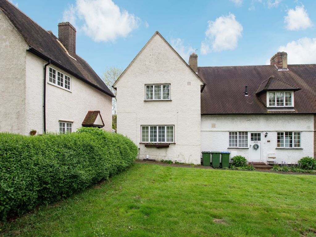 3 bed semidetached house for sale in Well Hall Road, London SE9, £