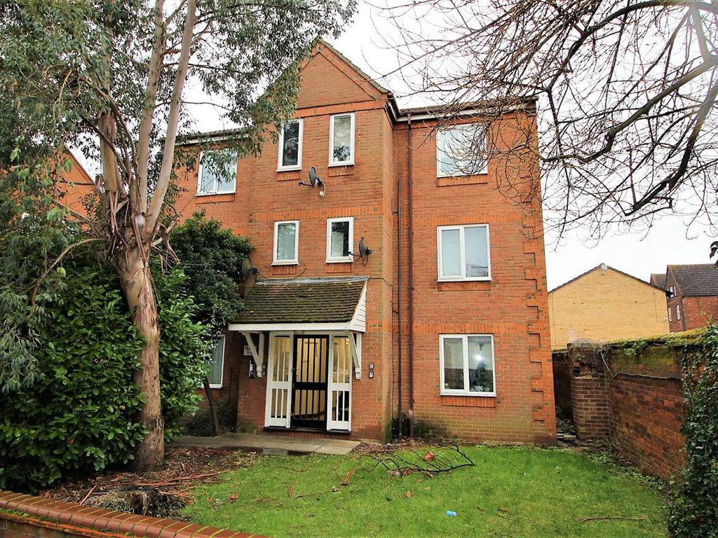 2 bed flat for sale in The Finches, Ashburnham Road, Bedford MK40, £