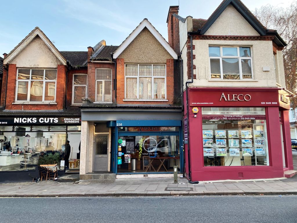 2 bed flat for sale in East Road, East EN4, £275,000 Zoopla