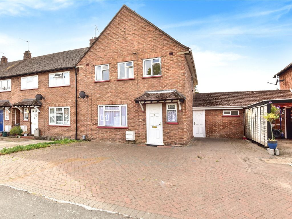 4 bed terraced house to rent in Cedar Way, Guildford, Surrey GU1, £