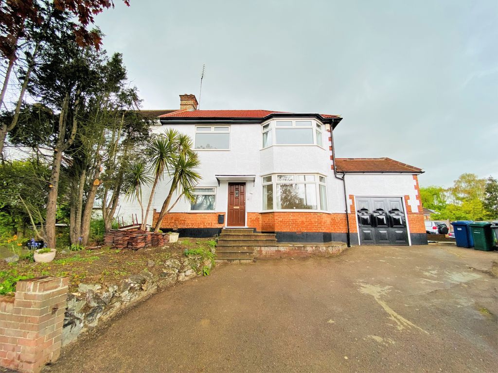 3 bed semidetached house to rent in Longmore Avenue, East EN5