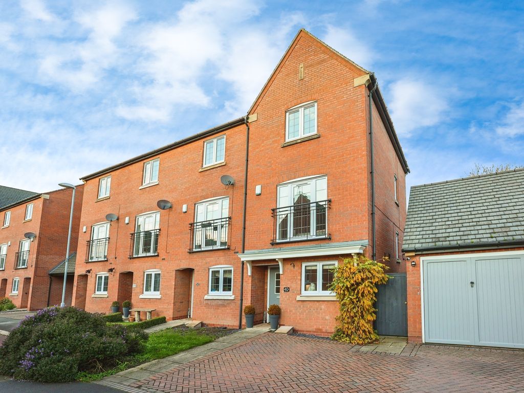 3 bed end terrace house for sale in Vale Close, Loughborough