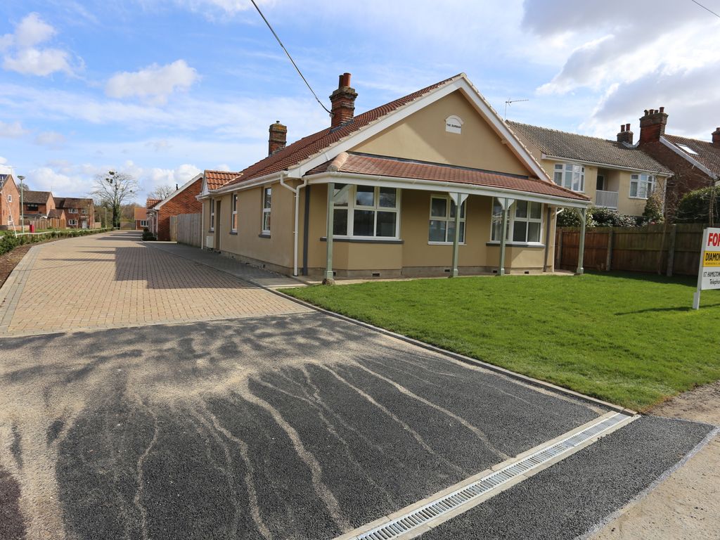 3 bed detached bungalow for sale in Durban Mews, Trimley St. Martin