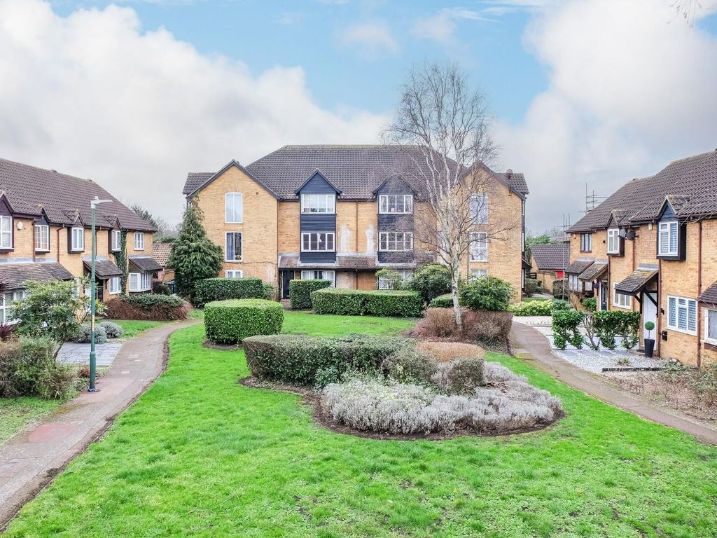 Studio for sale in Knights Manor Way, Dartford DA1, £150,000 Zoopla