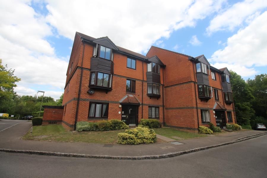 2 bed flat to rent in Foxhills, Horsell, Woking GU21 Zoopla