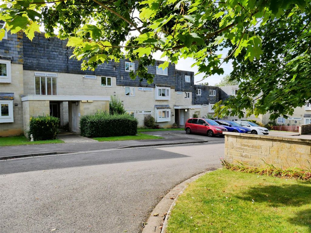 1 bed flat for sale in Chaveywell Court, Castle Street, Calne SN11, £