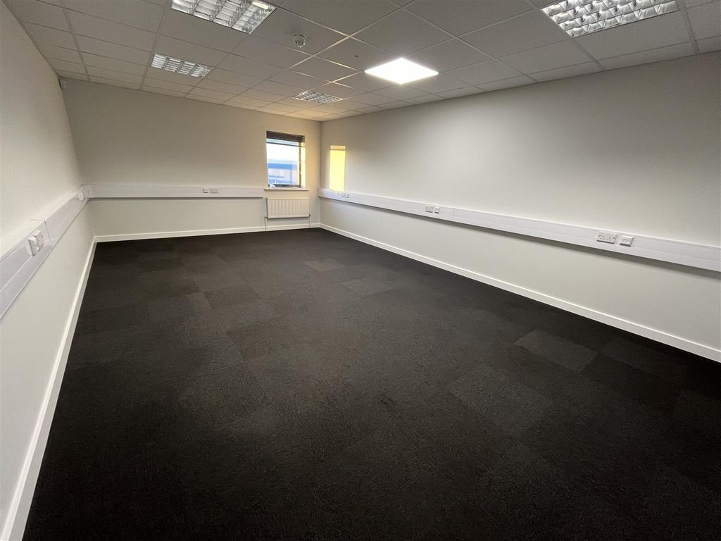 Office to let in Sunderland Road, Northfields Industrial Estate, Market