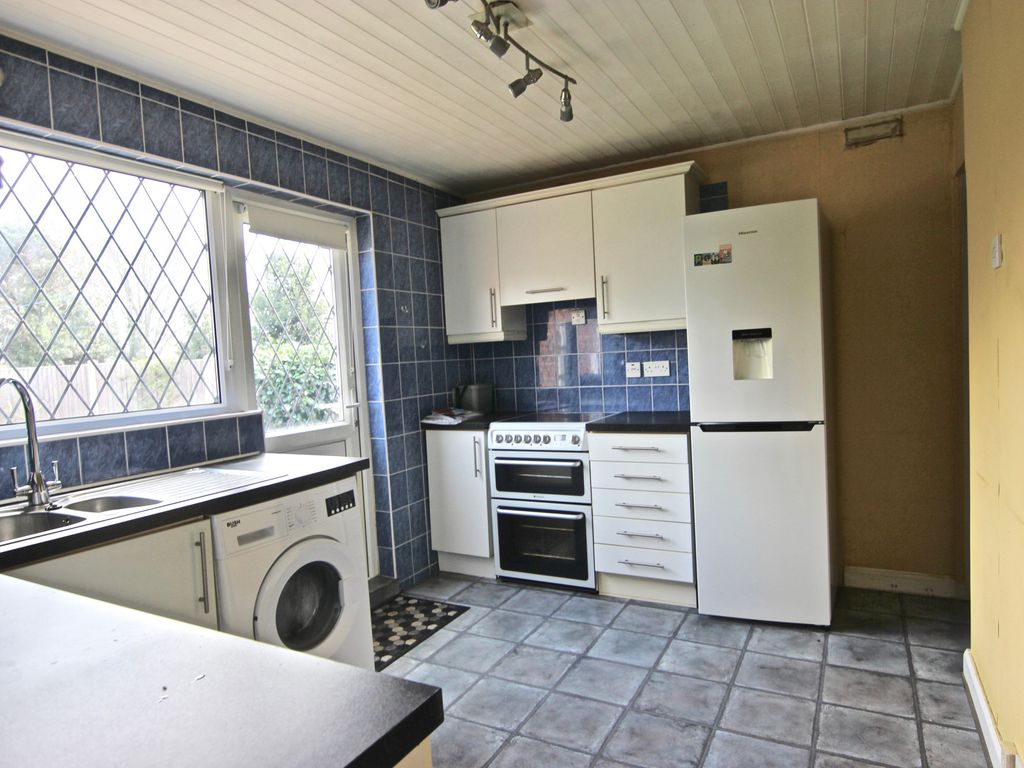3 bed semidetached house to rent in Stoneleigh Avenue, Enfield