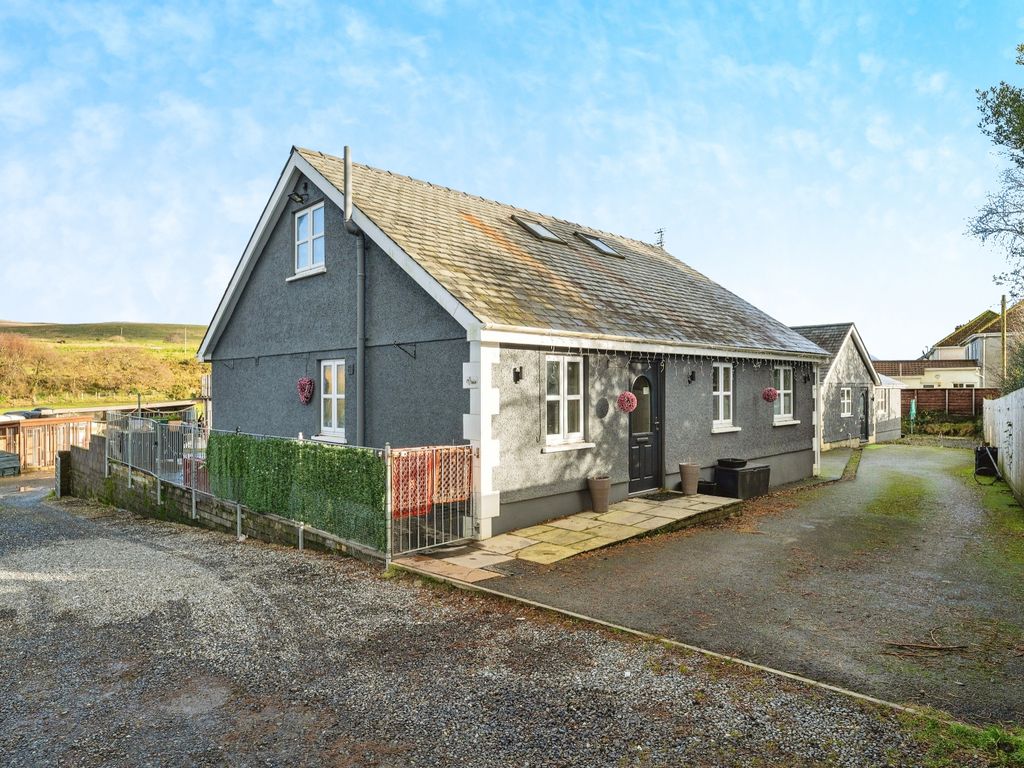 6 bed detached bungalow for sale in Brynbrain Road, Cwmllynfell SA9, £