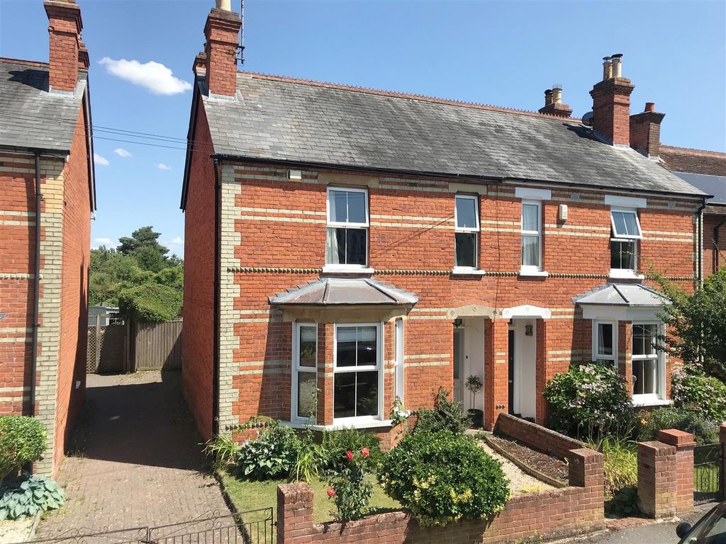3 bed semidetached house for sale in Chesterfield Road, Newbury RG14