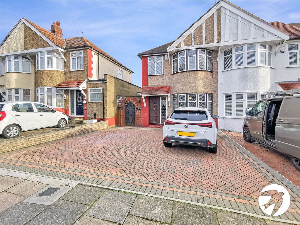 3 bed detached house to rent in Northumberland Avenue, Welling DA16, £