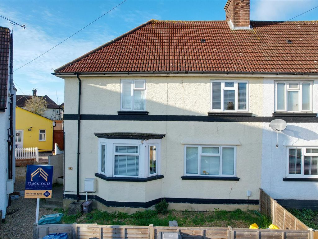 4 bed property for sale in Nicoll Place, Hendon, London NW4, £500,000