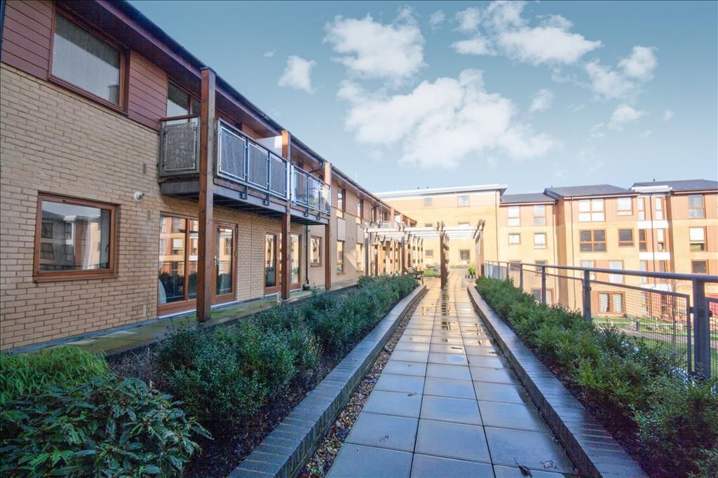 2 bed flat to rent in Commonwealth Drive, Crawley RH10, £1,400 pcm Zoopla