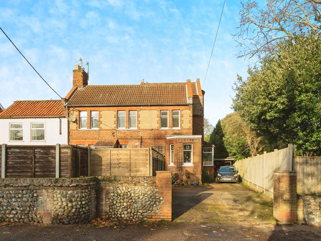5 bed semidetached house for sale in High Street, Overstrand, Cromer