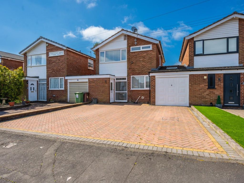 4 bed link detached house for sale in Weaver Avenue, Rainhill, Prescot