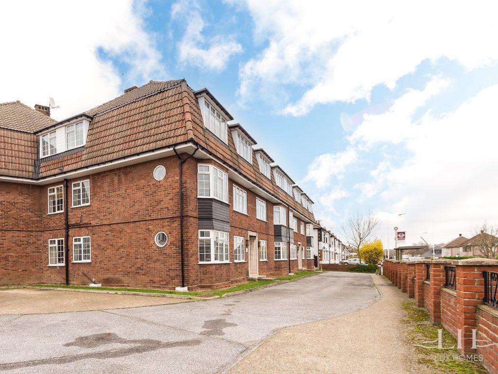 1 bed flat for sale in Squirrels Heath Lane, Gidea Park, Romford RM2