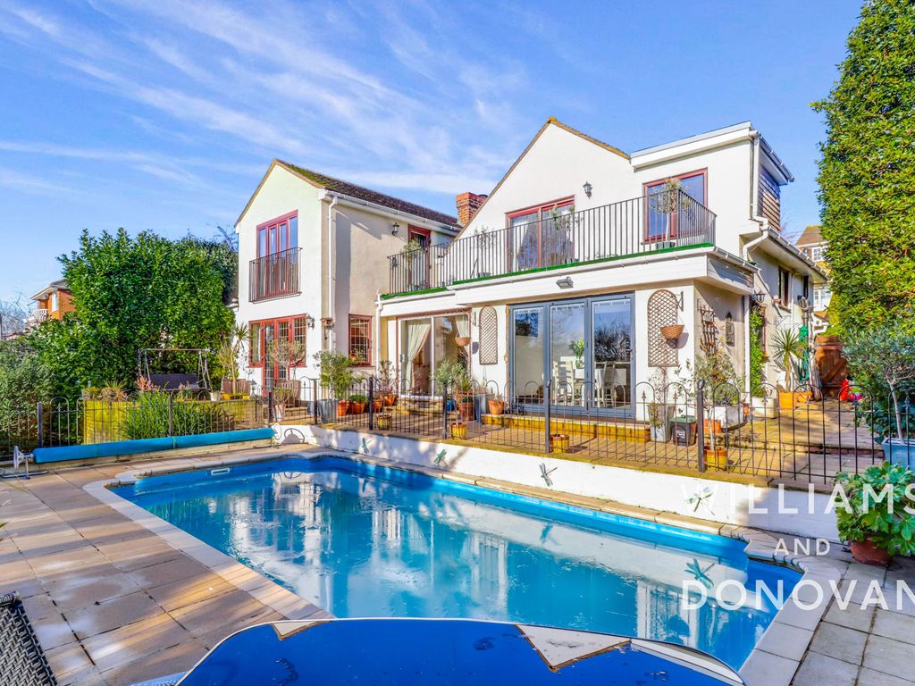 5 bed detached house for sale in Fernlea Road, Benfleet SS7 Zoopla