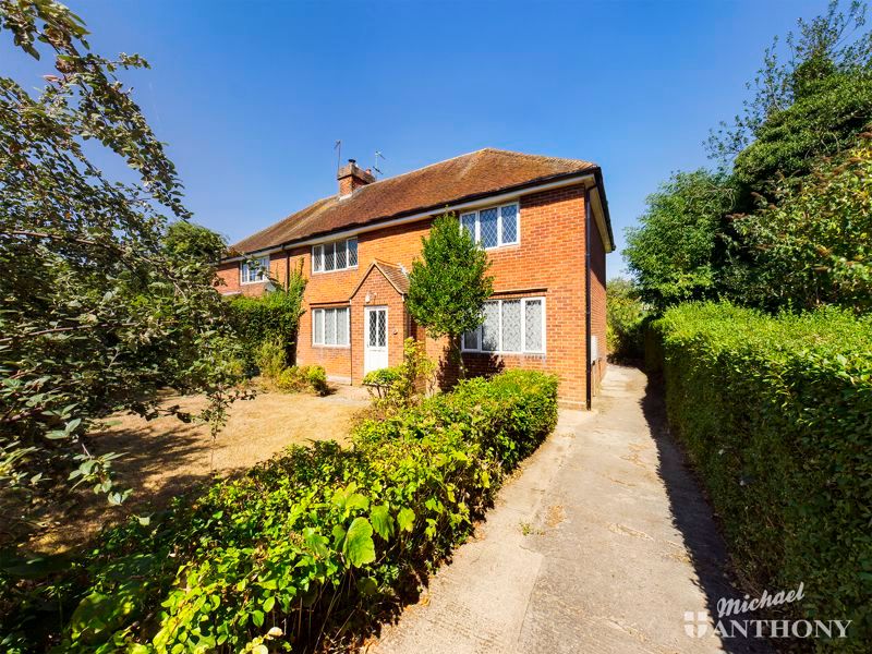 3 bed semidetached house for sale in Oxford Road, Stone, Aylesbury