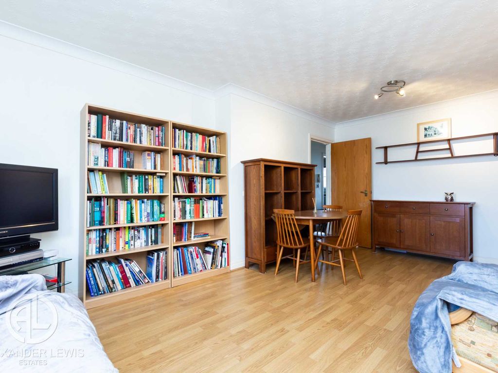 2 bed flat for sale in Palace Court Eastcheap, Letchworth Garden City