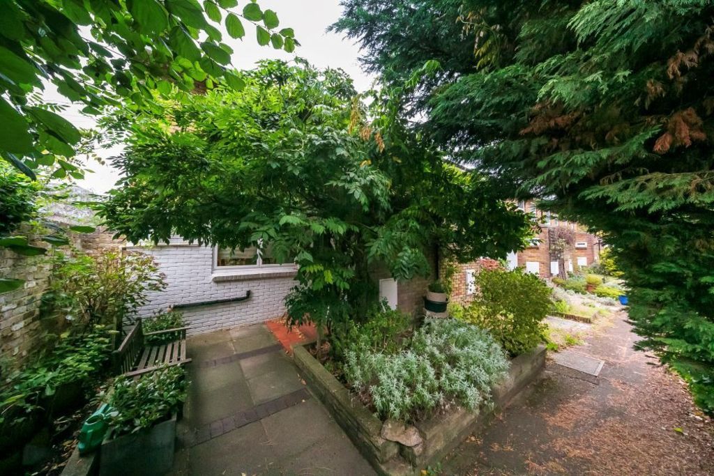 3 bed end terrace house for sale in Gaston Bell Close, Kew, Richmond