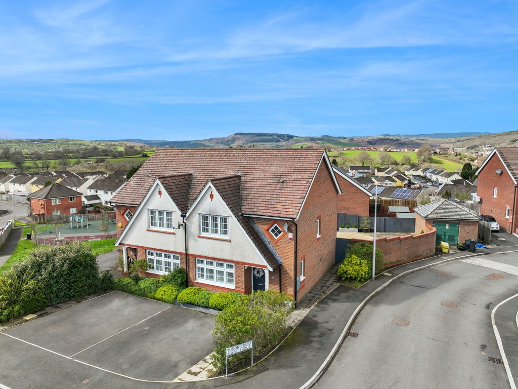 3 bed semidetached house for sale in Tudor Court, Trelewis, Treharris