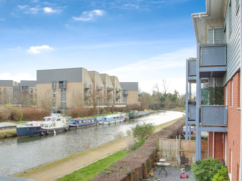 2 bed flat to rent in Wraysbury Drive, Yiewsley, West Drayton UB7, £