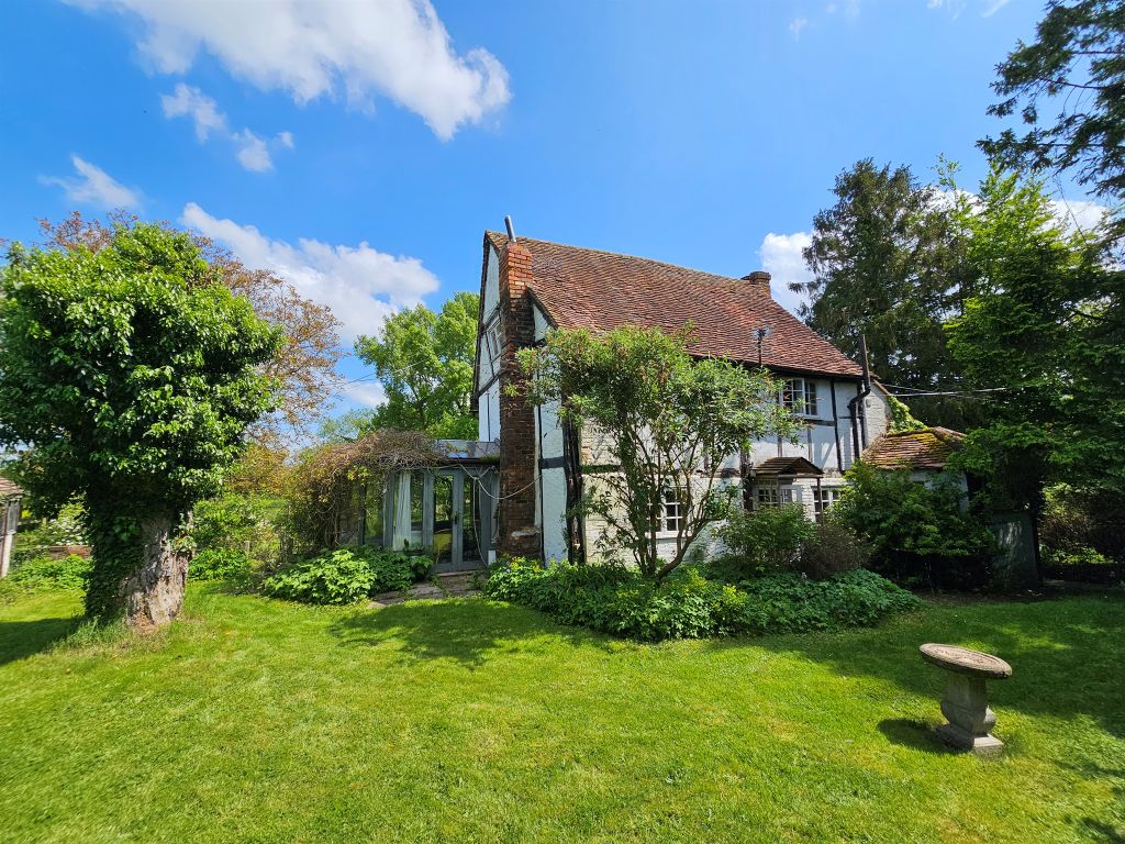 3 bed property for sale in Brook End, Weston Turville, Aylesbury HP22