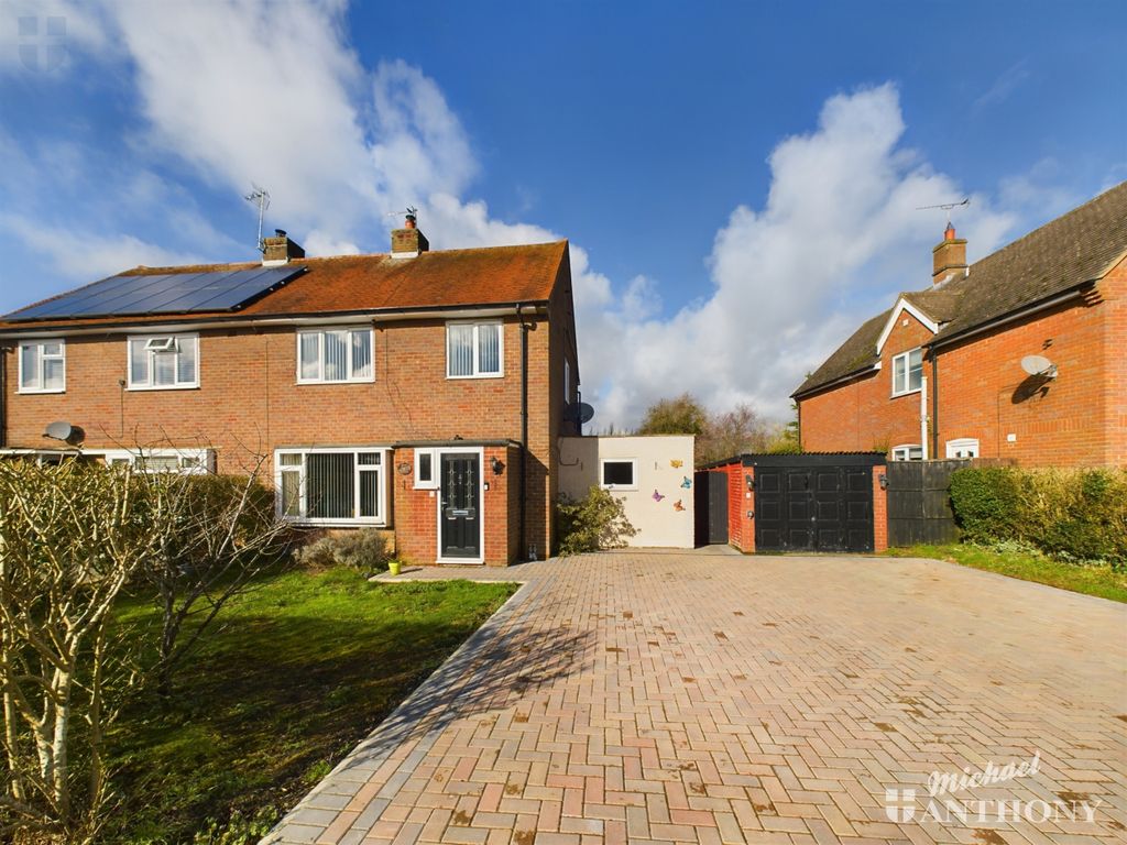 3 bed semidetached house for sale in Burnham Road, Westcott, Aylesbury