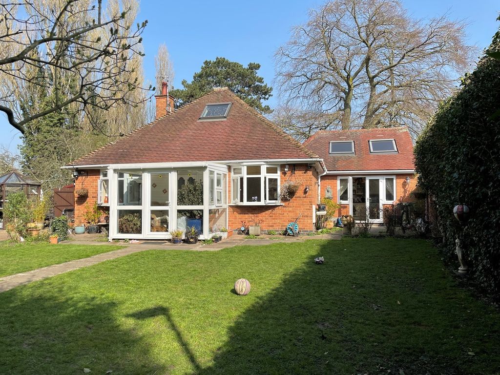 3 bed detached bungalow for sale in Station Street, Whetstone